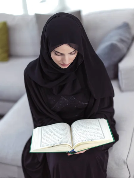 Joven Mujer Musulmana Tradicional Leyendo Corán Sofá Antes Cena Iftar —  Fotos de Stock