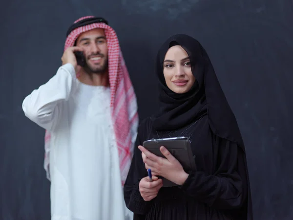 Ung Muslimsk Affärer Par Arabier Man Med Kvinna Fashionabla Hijab — Stockfoto