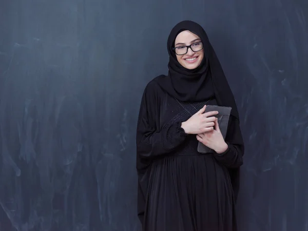 Jeune Femme Affaires Musulmane Moderne Aide Ordinateur Tablette Portant Des — Photo