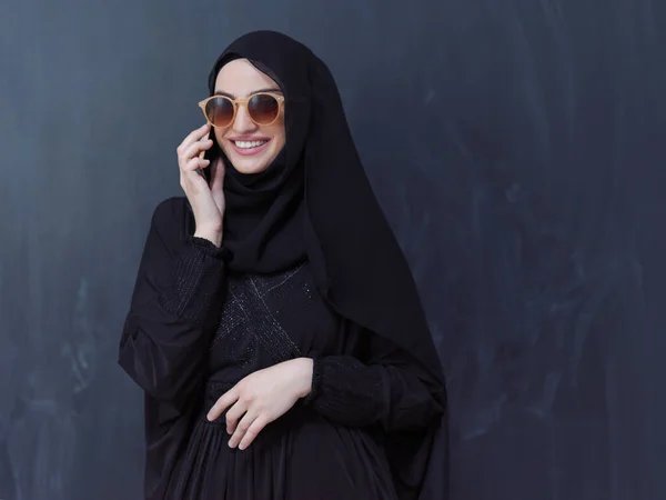 Молода Сучасна Мусульманська Бізнес Леді Використовуючи Смартфон Сонцезахисних Окулярах Одязі — стокове фото