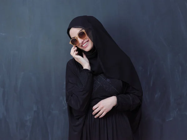 Νεαρή Μοντέρνα Μουσουλμάνα Επιχειρηματίας Χρησιμοποιώντας Smartphone Φορώντας Γυαλιά Ηλίου Και — Φωτογραφία Αρχείου