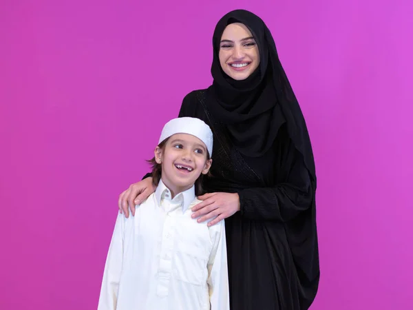 Porträtt Lycklig Arabian Familj Muslim Mor Och Son Bär Traditionella Stockbild
