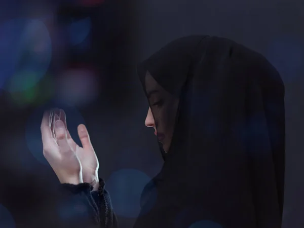 Portret Van Mooie Moslim Vrouw Modieuze Jurk Met Hijab Het — Stockfoto