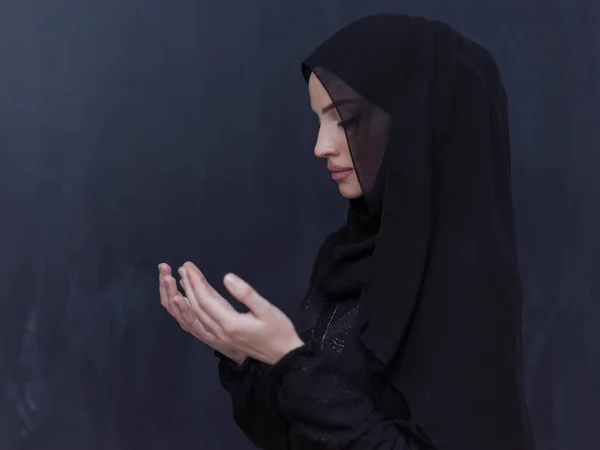 Portret Van Mooie Moslim Vrouw Modieuze Jurk Met Hijab Het — Stockfoto