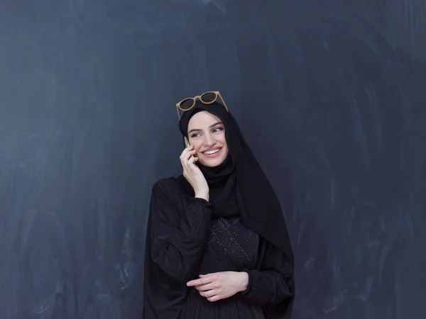 Fiatal Modern Muszlim Üzletasszony Okostelefonnal Napszemüveget Hidzsáb Ruhát Visel Fekete — Stock Fotó
