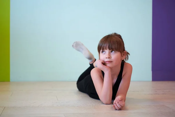 Een Grappig Meisje Dat Thuis Speelt Meisje Hebben Plezier Dansen — Stockfoto