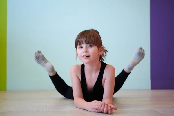 Zabawna Dziewczynka Bawiąca Się Domu Dziewczyna Dobrze Się Bawiąca Tańcząca — Zdjęcie stockowe