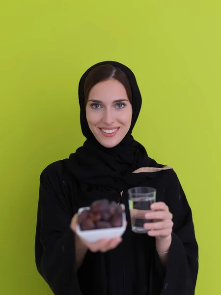 Moderne Moslimvrouw Abaya Met Een Date Fruit Glas Water Van — Stockfoto