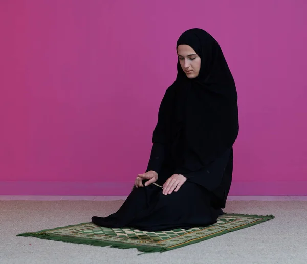 Muslimka Namaz Modlí Alláha Muslimského Boha Muslimská Žena Koberci Modlí — Stock fotografie