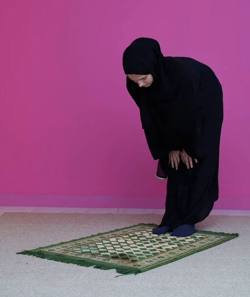 Muslimka Namaz Modlí Alláha Muslimského Boha Muslimská Žena Koberci Modlí — Stock fotografie