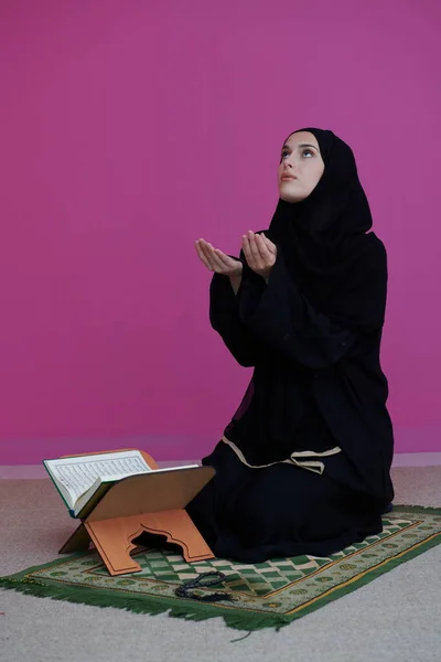 Mujer Oriente Medio Orando Leyendo Sagrado Corán Artículo Público Todos —  Fotos de Stock