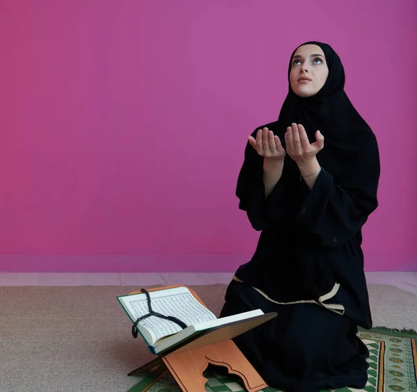 Blízkovýchodní Žena Modlí Čte Svatý Korán Veřejná Položka Všech Muslimů — Stock fotografie