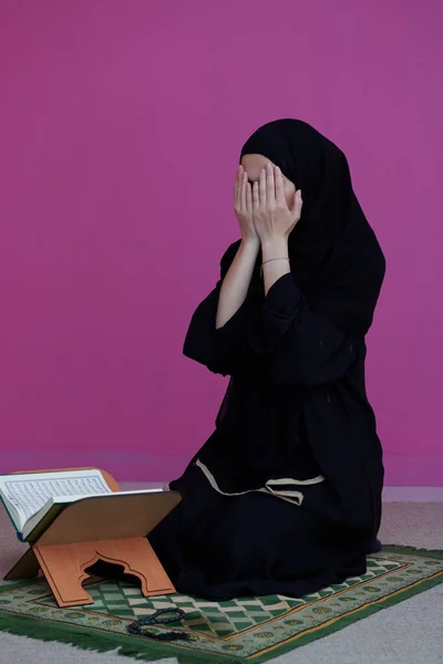 Nahöstliche Frau Die Betet Und Den Heiligen Koran Liest Öffentliches — Stockfoto