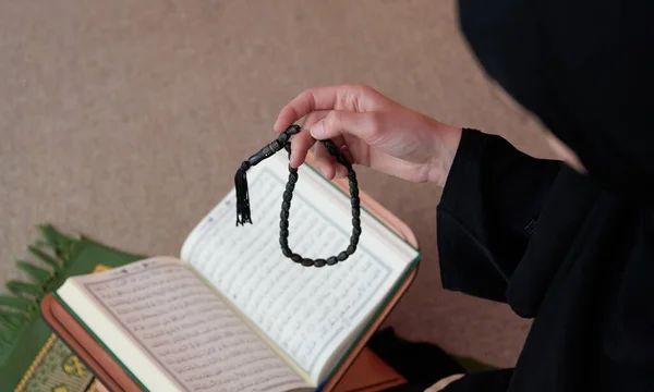 Nahöstliche Frau Die Betet Und Den Heiligen Koran Liest Öffentliches — Stockfoto