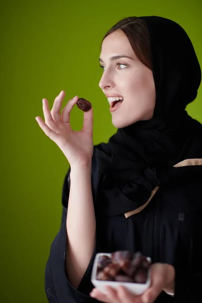 Mujer Musulmana Moderna Abaya Sosteniendo Una Fecha Fruta Vaso Agua —  Fotos de Stock