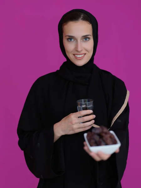 Współczesna Muzułmanka Abaya Trzymająca Niej Owoce Szklankę Wody Koncepcja Obchodów — Zdjęcie stockowe