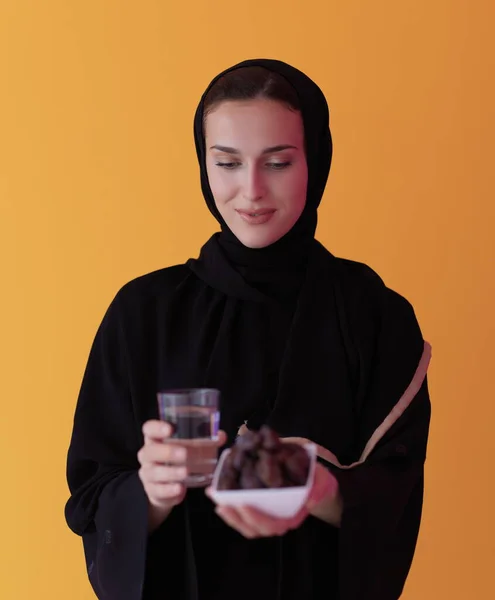 Mulher Muçulmana Moderna Abaya Segurando Uma Data Fruta Copo Água — Fotografia de Stock