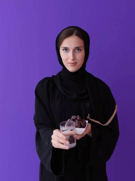 Moderne Muslimin Abaya Mit Einer Dattelfrucht Und Einem Glas Wasser — Stockfoto