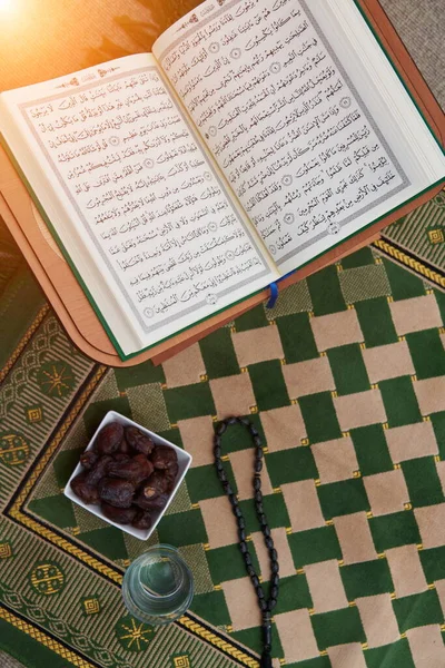 Iftar Zeit Getrocknete Datteln Heiliges Koran Glas Wasser Und Tasbih — Stockfoto