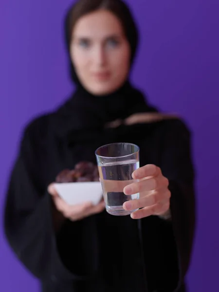 Moderní Muslimská Žena Abaya Drží Datum Ovoce Sklenici Vody Koncepce — Stock fotografie