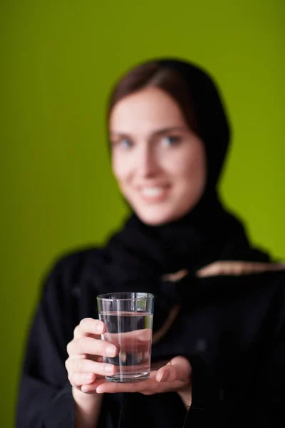Moderne Muslimin Abaya Mit Einer Dattelfrucht Und Einem Glas Wasser — Stockfoto