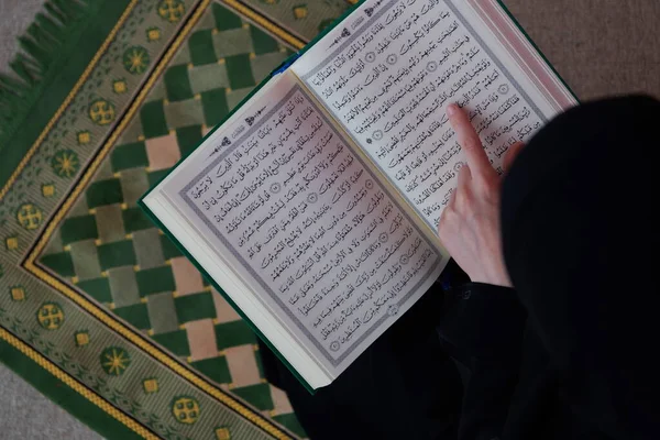 Nahöstliche Frau Die Betet Und Den Heiligen Koran Liest Öffentliches — Stockfoto