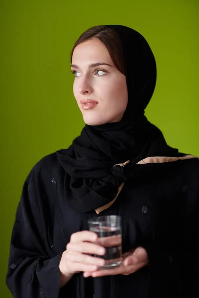 Abaya Daki Modern Müslüman Kadın Elinde Bir Bardak Meyve Tutuyor — Stok fotoğraf