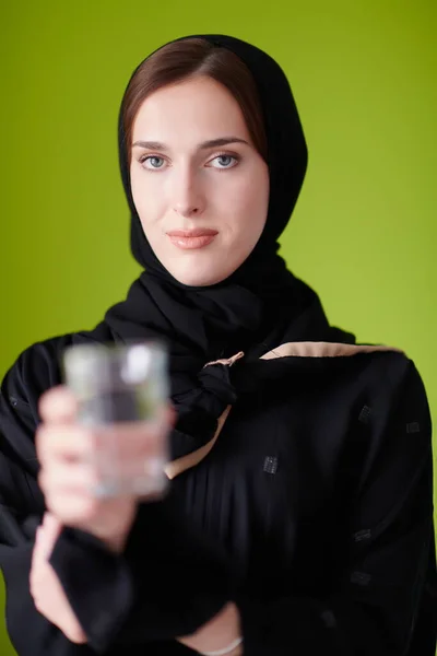Moderne Muslimin Abaya Mit Einer Dattelfrucht Und Einem Glas Wasser — Stockfoto