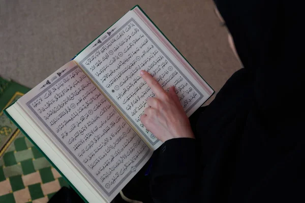 Nahöstliche Frau Die Betet Und Den Heiligen Koran Liest Öffentliches — Stockfoto