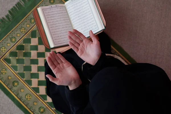 Mellanösterns Kvinna Ber Och Läser Den Heliga Koranen Offentligt Föremål — Stockfoto