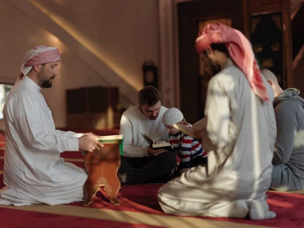 Muslim Orang Masjid Membaca Quran Bersama Sama Konsep Pendidikan Islam — Stok Foto