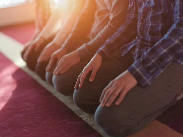 Ομάδα Μουσουλμάνων Που Προσεύχονται Namaz Στο Τζαμί — Φωτογραφία Αρχείου