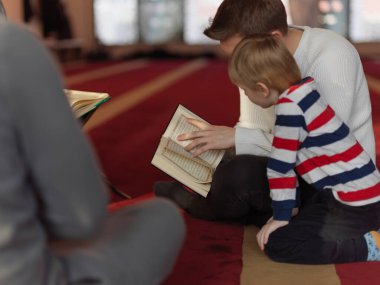 Camide Müslümanlar birlikte Kuran okuyorlar. İslam eğitimi kavramı ve kutsal kitap kuran okulu.