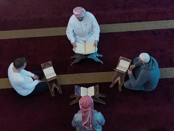 Top View Muslim People Masjid Reading Quran Together Concept Islamic — Stok Foto