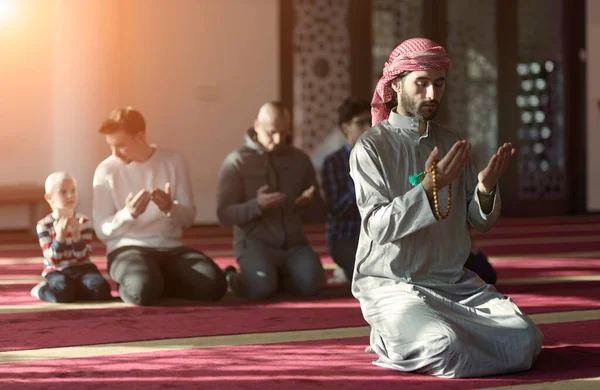 Grupo Pessoas Muçulmanas Orando Namaz Mesquita — Fotografia de Stock