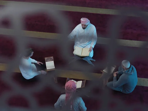 Blick Von Oben Auf Muslimische Menschen Der Moschee Lesen Quran — Stockfoto