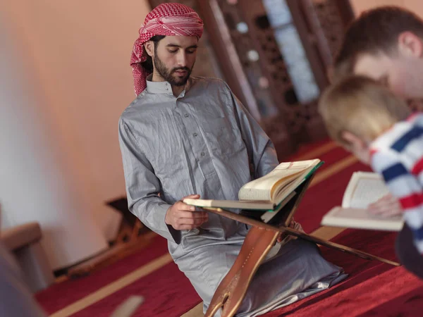 Muslim Orang Masjid Membaca Quran Bersama Sama Konsep Pendidikan Islam — Stok Foto