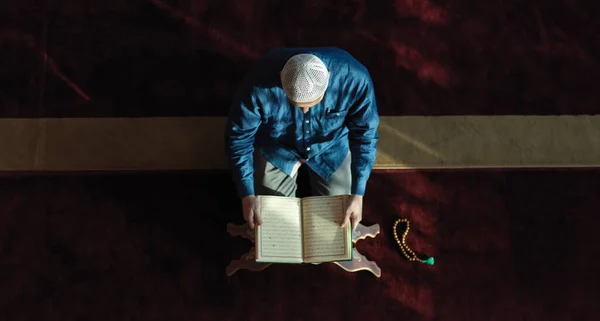 모슬렘 안에서 하나님 기도하며 — 스톡 사진