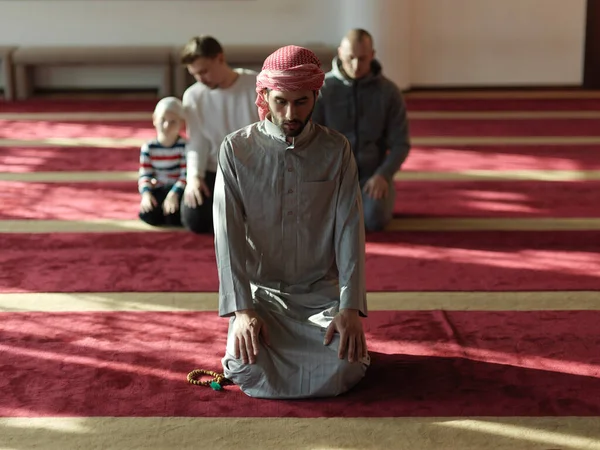 Grupa Muzułmanów Modlących Się Namaz Meczecie — Zdjęcie stockowe