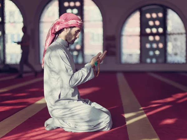 ナマズのモスク内でのムスリムの祈り アッラーを崇拝する — ストック写真
