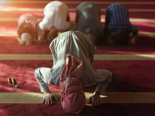Groep Moslimmensen Bidden Namaz Moskee — Stockfoto