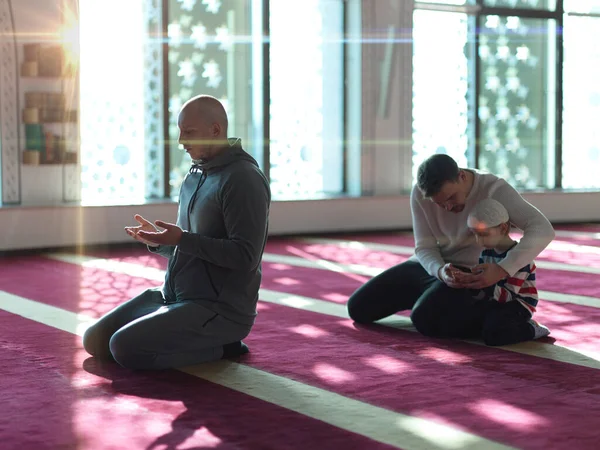 Prière Musulmane Père Fils Dans Mosquée Prier Lire Livre Houx — Photo