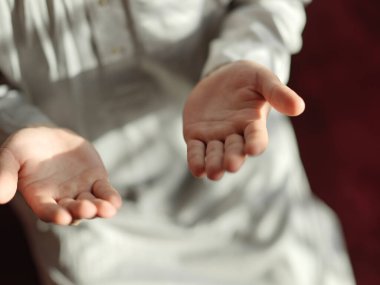 Müslümanlar mescitte Allah 'a ibadet ediyorlar.