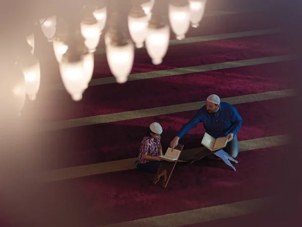 Müslüman Dua Eden Baba Oğul Camide Dua Ediyor Kutsal Kitap — Stok fotoğraf