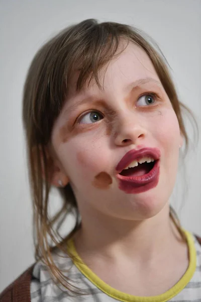 Linda Niña Preescolar Jugando Con Maquillaje Mamá Experimento Moda Niño — Foto de Stock