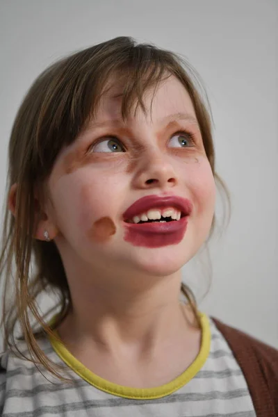 Miúda Pré Escolar Gira Brincar Com Maquilhagem Mamã Experiência Moda — Fotografia de Stock