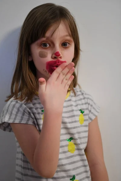 Linda Niña Preescolar Jugando Con Maquillaje Mamá Experimento Moda Niño — Foto de Stock