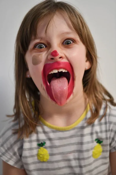 Roztomilá Školačka Hrající Maminčiným Make Upem Módní Experiment Malé Dítě — Stock fotografie