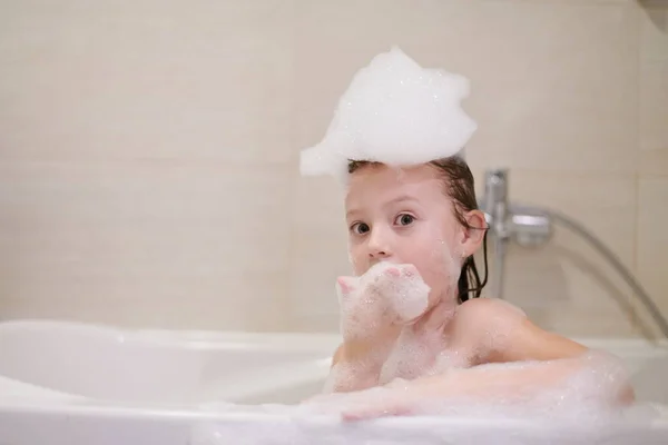 Kleines Mädchen Spielt Mit Seifenschaum Der Badewanne Während Coronavirus Hause — Stockfoto