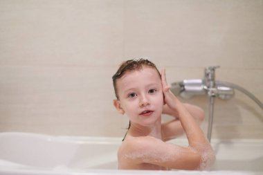 Coronavirus sırasında sabun köpüğüyle oynayan küçük kız evde kalıp karantina altında kalıyor.